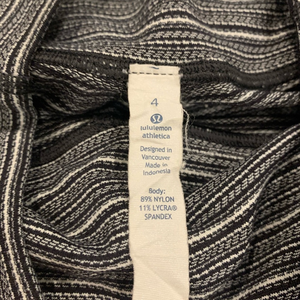 Lululemon grey strip 7/8 leggings - Picture 2 of 3